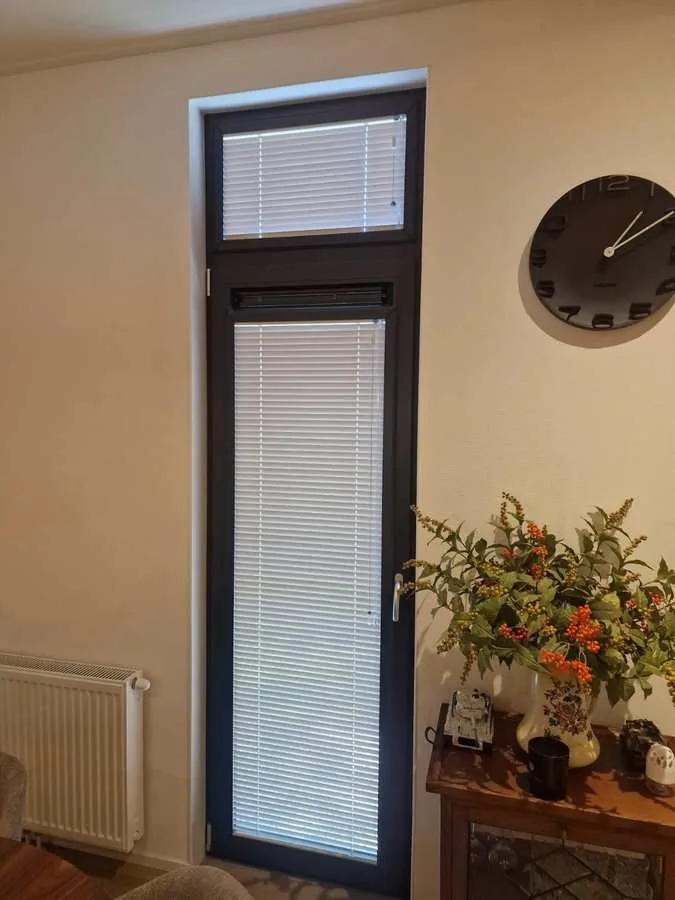 Particuliere woonkamer met een witte jaloezie