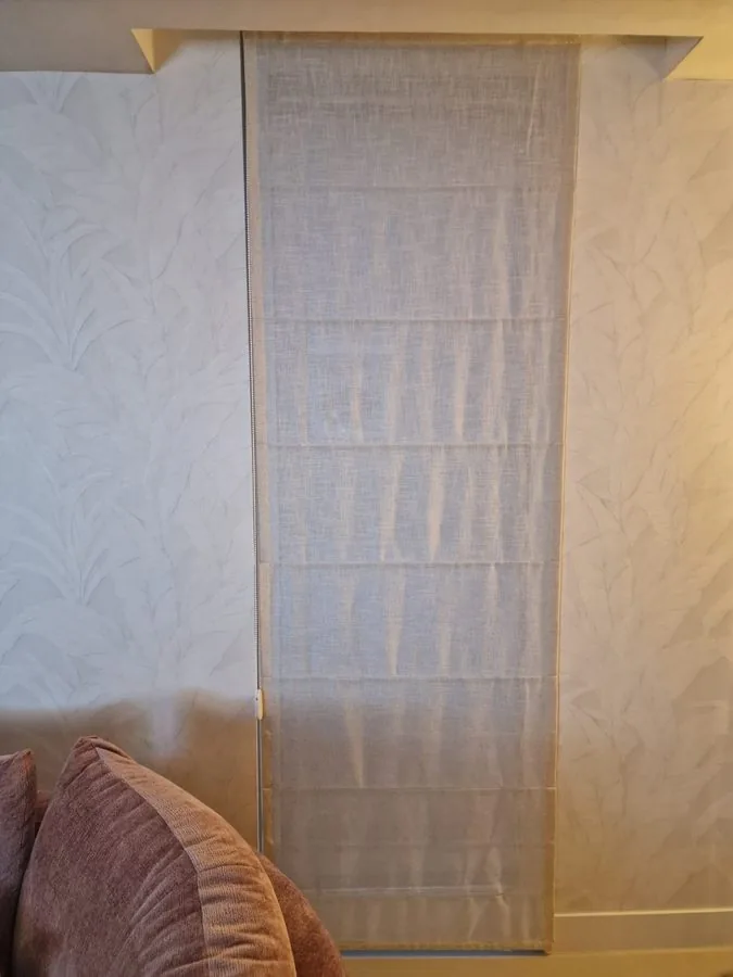Paneelgordijn gesloten voor bloemenbehang